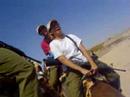 סטייסי וסינגפור יורדות מהגמל אחריהן אביטל ועינת ואז דינה וניר.כל כך מצחיקקקקקקקקקקקקקקק