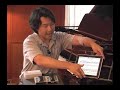 Pasa las páginas de la partitura sin usar las manos