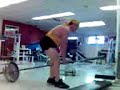 Utilizando una barra olimpica y una mancuerna puedes trabajar los principales grupos musculares de la espalda, recuerda mantener la espalda recta al ejecutar estos ejercicios
