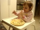 oli comiendo banana