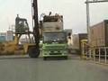 貨物列車（コンテナ）の荷降ろし　１