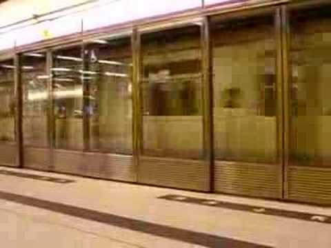 油塘站3號月台列車到站(都城嘉慕)