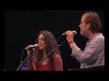 Miquel Gil and Savina Yannatou - cançó del traginersAra en ve l'hivernsempre en plou i neva,pobres traginersque van de carrera;Matxos que meneugasten gran fatxenda,porten davantal,manteta i coberta;Si els han agafati a la presó els menen;si s'hi han escapatper una finestra;Que ningú no els veu,sinó una donzella,que en prenia el solal fons d'una era.N'ha fet un gran critna l'escarcellero: 