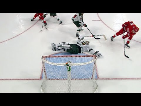 Devan Dubnyk lays out for spectacular glove save