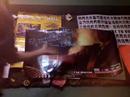 Am�lcar muestra el afiche dl mundialmente famoso HUGE Hefner