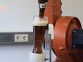 Roboter der Wei�bier einschenkt!
