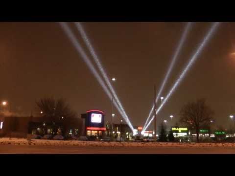 Searchlight - 4 beams @ 7000 watts each = 28000 watts filmed at Jack Astor's Brampton 2011-01-20 by www.batlights.com 20110120 202724.