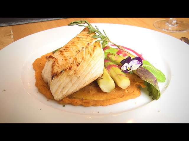 Hamachi (filetieren) und zubereiten mit Beerenvinaigrette, rotes Linsenpüree & sautierten grünen Spargel