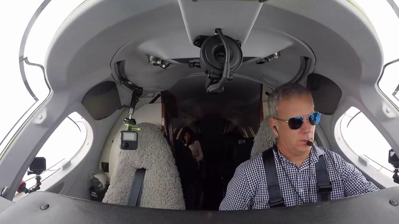 O motorista Premier 1 usa o AirtextLT+ para obter D-ATIS e e-mail enquanto voa para DAL