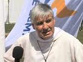 apr�s trente ans de vie monastique, dont douze au rwanda, boulevers� par la d�tresse des jeunes, le p�re daniel-ange ressent l'appel � leur transmettre l'essentiel: dieu, donc la vie. ordonn� pr�tre en 1981, il fonde jeunesse-lumi�re en 1984, une des premi�res �coles catholiques d'�vang�lisation en europe, en r�ponse � cette intuition du pape jean paul ii: 