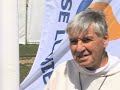 apr�s trente ans de vie monastique, dont douze au rwanda, boulevers� par la d�tresse des jeunes, le p�re daniel-ange ressent l'appel � leur transmettre l'essentiel: dieu, donc la vie. ordonn� pr�tre en 1981, il fonde jeunesse-lumi�re en 1984, une des premi�res �coles catholiques d'�vang�lisation en europe, en r�ponse � cette intuition du pape jean paul ii: 