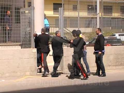 Protesta animata davanti alla caserma dei Carabinieri di Favara. Per oggi attesa la direttissima per i tre arrestati