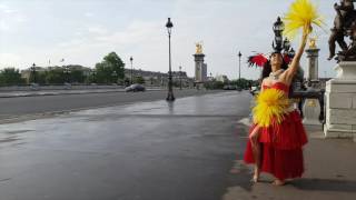 Prise de vue sur le Pont Alexandre III avec Hélène