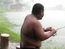 seekor lagi mangsa berjaya di tarik dalam hujan lebat...