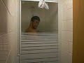 Abriendo la ducha (Josemi)