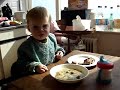 Alyssa eet soep
