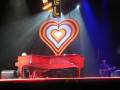videos de Tiny Dancer - Fan runs onstage