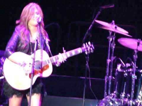 Demi Lovato singing Happy Birthday TO a FAN Demi Lovato singing Happy Birthday TO a FAN