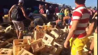 População saqueia caminhão de bebidas tombado em Macaíba. Veja