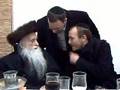 Mon grand père Rav Moshe Rosenberg donne une bénédiction à G