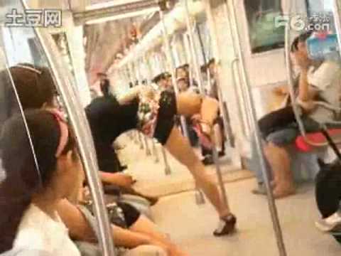 Mua cot tren tau dien