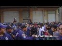 Arrinconan a policías en la sede del gobierno del DF