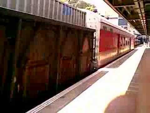 港鐵[東鐵線] 柴油機車( 59 )牽引貨運列車駛經港鐵九龍塘站
