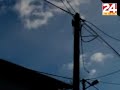Citatelj Luka Tizic poslao nam je snimku trulog telefonskog stupa u Lapackoj ulici  u Zagrebu kojeg samo žice drže da se ne sruši na zemljuStup je opasan za sve prolaznike i tek lagani povjetarac može ga zanjihati. Stanari su zvali T-HT u ožujku 2007., no do danas nitko nije došao.- Odspojene žice vode do susjedove kuce i pretpostavljam da vjerojatno telefon doticnih više nije u funkciji - kaže naš citatelj. Stanari se boje da ce stup nauditi nekom djetetu ili razbiti koji automobil, pa se nadaju da ce im se Telekom uskoro smilovati.