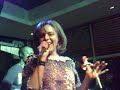 Neia cantando no Cenoura