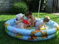 Les enfants dans la piscine