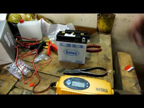 Neue Motorradbatterie befüllen, laden und einbauen