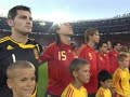 cortesia: espn-deportes latinoamerica
analisis: jose hernandez
comentarios: jorge barril y carlos albert

espa�a se ha proclamado por segunda vez en su historia campeona de europa de la uefa despu�s de imponerse en la gran final a alemania por 1-0 con un solitario tanto de fernando torres. el equipo de luis aragon�s ha hecho un campeonato excepcional y nadie puede poner en duda de que ha hecho m�ritos suficientes como para levantar el trofeo henri delaunay. en la final volvi� a dar una exhibici�n en el control del bal�n y en el manejo del partido, y plasm� su superioridad con el tanto del delantero del liverpool. 

cesc por villa
finalmente luis aragon�s decidi� apostar por el mismo equipo que gole� a rusia en semifinales por 0-3 tras la lesi�n de david villa. cesc f�bregas fue el sustituto del atacante espa�ol, por lo que el �nico punta en la roja fue fernando torres. mientras, joachin l�w pudo contar finalmente con el tocado michael ballack. la final no comenz� con el gui�n esperado, ya espa�a apenas ten�a el bal�n y era alemania la que m�s se acercaba sobre la porter�a de iker casillas. 

torres, al poste
en el minuto 9, los teutones probaron fortuna con un lejano tiro de thomas hitzlsperger. sin embargo, cinco minutos despu�s espa�a tuvo una clara oportunidad para marcar cuando un centro de andr�s iniesta estuvo a punto ser introducido en su propia porter�a por christoph metzelder, pero jens lehmann evit� el gol con una buena mano. tras esta acci�n, la selecci�n pas� a controlar el choque. y bien que pudo hacer el 0-1 en el minuto 21 cuando un centro de sergio ramos fue rematado de cabeza por torres estrell�ndose el cuero en el poste. 

buen gol
a la media hora de juego, los hombres de luis aragon�s lo volvieron a intentar con un lejano tiro de cesc que lehmann ataj� sin problemas. a pesar de que espa�a dominaba m�s, alemania daba sensaci�n de peligro cuando pasaba del centro del campo. pero en el 33', el ni�o, que se estaba mostrando muy peligroso, no perdon�. un genial pase de xavi hern�ndez a la espalda de la defensa germana fue aprovechado por torres que tras superar a philipp lahm pic� el bal�n por encima de lehmann. tras el tanto, espa�a empez� a tocar el bal�n con muy buen gusto, mientras que alemania confiaba su suerte al juego a�reo. 

igualado
la segunda mitad se inici� con el esperado dominio alem�n. por su parte, la selecci�n espa�ola esperaba matar el encuentro a la contra. las primeras acciones de peligro en este acto correspondieron a espa�a con sendos disparos desde lejos de xavi y david silva. en el 59', alemania dio se�ales de vida con un remate de ballack que se ser march� desviado por poco de la meta de casillas. tras esta acci�n, aragon�s retir� del campo a un cansado cesc dando entrada a xabi alonso para contener el bal�n. 

espa�a perdona
en el minuto 66, sergio ramos remat� de cabeza un saque de falta que lehmann despej� a c�rner. tras el saque de esquina, torsten frings evit� el segundo gol espa�ol al sacar bajo palos un tiro de xavi. y por si esto fuera poco, iniesta tambi�n la tuvo con un disparo desde dentro del �rea. lehmann evit� otra vez el tanto de la roja. 

dominio del bal�n
el equipo de luis aragon�s no se met�a atr�s y se dedicaba a tener la pelota sin dejar de mirar la meta alemana por si pod�a cerrar el partido. ambos seleccionadores sustituyeron a sus delanteros centro en busca de dar mayor frescura al ataque, entrando mario g�mez en los germanos y daniel g�iza por espa�a. alemania parec�a incapaz de siquiera meter el miedo en el cuerpo a su rival. 

sin opci�n
el segundo volvi� a estar muy cerca a diez de la conclusi�n en una dejada de cabeza de g�iza que no lleg� a rematar por cent�metros marcos senna. en los instantes finales la roja defendi� con u�as y dientes y no permiti� que alemania inquietase a casillas. y as� se lleg� al final, con la fiesta hist�rica y l�gica para todos los integrantes de la selecci�n espa�ola y los miles de aficionados que acompa�aron al equipo en el ernst happel-stadion. y es que han pasado 44 a�os desde que espa�a levantase el que hasta ahora era el �nico t�tulo en sus vitrinas en una gran competici�n. ahora ya son dos.
