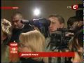 Klitschko fight with Dovgyj Сегодняшнее заседание Киевсовета не могло начаться полтора часа - в зале не было секретаря. Растерянные депутаты ждали. Они и не думали, что в это время в кулуарах происходит то, что журналисты уже окрестили киевским поединком года. Олесь Довгий выяснял отношения с Виталием Кличко. Из-за женщины. Лариса Николаевна, небольшого роста пенсионерка-блондинка, подняла в киевской власти настоящий скандал. Женщина пришла лично добиваться земли для своего мужа-инвалида. Киевлянка растолкала почти всю охрану горсовета, а когда в сессионный зал ее все равно не пустили, подняла шум. Лариса Николаевна:Захистіть права мого чоловіка! У мене чоловік - інвалід першої групи Чорнобиля, має онкологічне захворювання. він звертався до Черновецького чотири рази. Обов'язково повинна надана земельна ділянка протягом 1 року.Услышав такой крик в кулуарах, секретарь Киевсовета Олесь Довгий не утерпел. И заподозрил провокацию. Олесь Довгий, секретарь Киевсовета:Скажіть, будь ласка, який депутат вас сюди провів?Лариса Николаевна:Мене привели ті люди, які хочуть торжества справедливості.Олесь Довгий, секретарь Киевсовета:Я бачу, ви гарно підготовлена людина до виступу перед пресою. Це є черговою провокацією, підготовленою блоком Віталія Кличка.Лидер обвиненной политической силы оказался неподалеку. Для Довгого его крепкие объятия стало абсолютной неожиданностью. Но его смущение было недолгим.Олесь Довгий, секретарь Киевсовета:Можна цю жінку, я тоді разом із Кличко будемо цій жінці допомагати. От мені цікаво, оце буде номер, вирішити питання не можете...Довгий запнулся. Устроил Кличко целый экзамен по процедуре землеотвода. И постоянно намекал - полученные знания пригодятся претенденту на кресло мэра Киева. Олесь Довгий, секретарь Киевсовета:Зараз ми побачимо, на пресі продемонструємо, хто знає процедуру, а хто кричить про студентів...Кличко держался стойко. Пока его не обвинили в незнания географии родного города. Виталий Кличко, депутат Киевсовета:Олесь Станіславович, ви такий маленький, але такий наглий, ви собі не можете уявити.Этот диалог уже через час журналисты окрестили ссорой года в Киеве. Из-за спора заседание задержали на полтора часа: без секретаря не начинали. Депутаты послушно ждали, но в конце концов практически затолкали Довгого в сессионный зал. Выиграла поединок Лариса Николаевна. Пенсионерке пообещали помочь оба его участника.Светлана Березовская, Алексей Жиленко, программа «Вiкна», СТБ