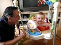 Bébé dans son jumperoo avec son papi