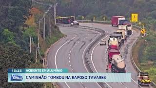 Acidente em Alumínio: caminhão tombou na Raposo Tavares