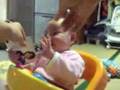紙を破ると笑う赤ちゃん Laughing Baby