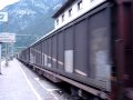 Güterzug aus Richtung Innsbruck/Brenner eilt mit vollem Tempo durch den Bahnhof Franzensfeste/Fortezza in Richtung Süden. Die beiden Nahverkehrszüge auf dem gegenüberliegenden Gleis verkehren auf der Pustertalbahn und fahren in der Regel bis zum Grenzbahnhof Innichen/San Candido. Von dort gibt es einen österreichischen Zug in Richtung Lienz. Darüber hinaus gibt es einige österreichische 