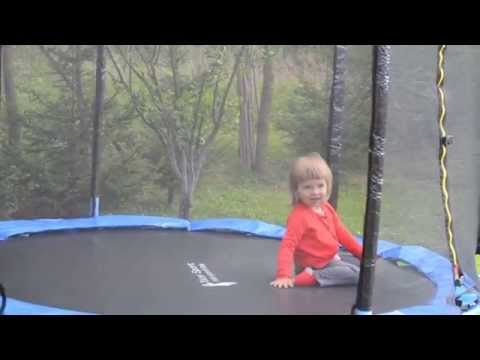 Dziecko na trampolinie