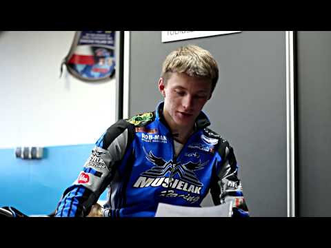 Musielak: zadaj pytanie - odpowiem (2014) :: Zadaj pytanie -- odpowiem to akcja dla kibiców, którzy poprzez wysyłane pytania na maila musielakracing@gmail.com stworzyli wywiad z Tofeekiem.
W nagrodę za odrobinę kreatywności i odwagi, kibice, którzy zadali pytania Tobiaszowi zostali nagrodzeni małymi upominkami!
Osoby, które proszone są o odbiór plakatów w sklepiku Unii Leszno w Galerii:
1. Michał W.
2. Stiven
3. Zuza
4. Jarasiak
5. Bona
6. Olka
7. Magda W.
8. Tomasz Ł.
9. Błażej D.
10. Asia
11. Miśka
12. Sara
https://www.facebook.com/musielakracing
Kamera i montaż - Czarny https://www.facebook.com/CzarnyProductions