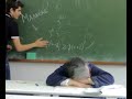 Έγινε σε Λύκειο (Β' Λυκείου) της Αττικής τον Μάη του 2007 !! Τραβήχτηκε κανονικά σε ώρα μαθήματος και όχι σε διάλειμμα (ή ό,τι άλλο θα μπορούσε να είναι)!! Έχουμε κι άλλα πειστήρια διότι δεν είχε γίνει μόνο μία φορά.! Υ.Γ. Οποιεσδήποτε απειλές ή παρατηρήσεις είναι περιττές... .......Απολαύστε το.......... ... σχολείο λύκειο πλάκες κοιμάται τάξη μάθημα καθηγητής αστεία plakes fun taksi school greek lukeio sxoleio kathigitis koimatai lykeio likeio likio lykio eniaio ypnos thriskeytika mathima ...
