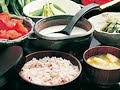 日替わり魚料理 ９００円地鶏のチキン南蛮 ９５０円大和豚の豚キムチ炒め １，３００円大和牛の石焼きステーキ ２，２００円和牛手ごね煮込みハンバーグ １，５００円※野菜の鉢盛り、五穀米、とろろ、味噌汁がおかわり自由のランチです。