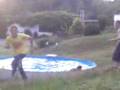 videos de Rappo springt in den Pool