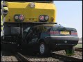 Auto botst met twee treinen