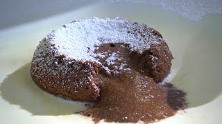 Schokoladenküchlein (Soufflé) mit flüssigem Kern