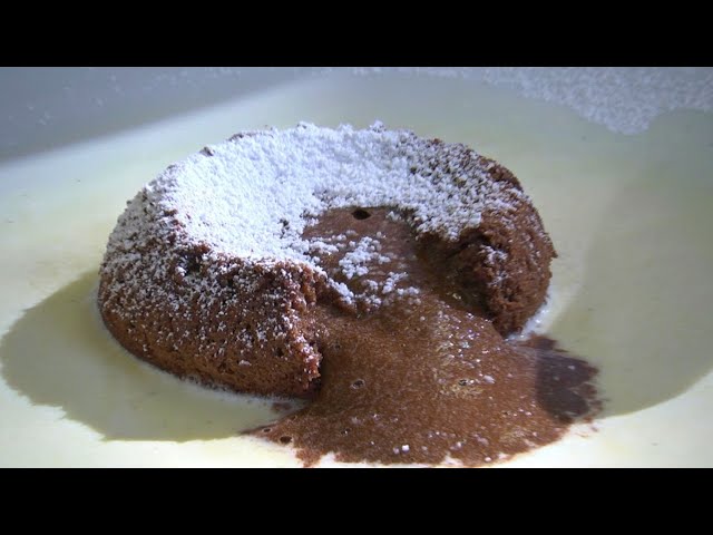 Schokoladenküchlein (Soufflé) mit flüssigem Kern