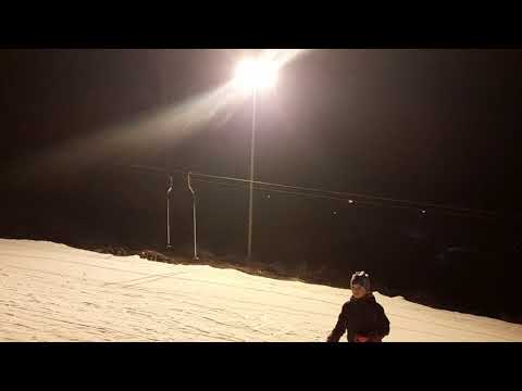 Policja karze opuścić stok przez megafon. Nie mają siły przebicia.