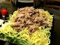 見てくださいこのお野菜の量！ 今から「七厘くん」(Ｅｅ～かんじ)の上にu-ai.shop-pro.jp u-ai.shop-pro.jp 料理プレートを載せて「もつ鍋」をします。 u-ai.shop-pro.jp 作り方1,キャベツ・にんじん・ニラ・もやし・玉ねぎなどをお野菜を適当な大きさに切ります。 2,料理プレート又はすき焼き鍋に1のお野菜を入れ3,ちゃんぽん玉やうどん玉を載せ4,もつ又は豚肉を載せ5,味噌タレを上からかけます。 6,載せたときには山盛りになってますが・・・ 7,スイッチを入れてると少しづつ蒸気があがってきます。 8,野菜が充分に煮えたところで 