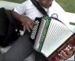 steve tocando el acordion