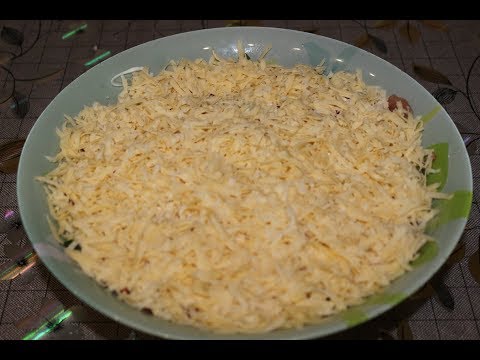 Салат с сухариками и копчёной колбасой