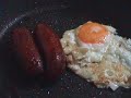 Hombre friendo huevo con chorizo